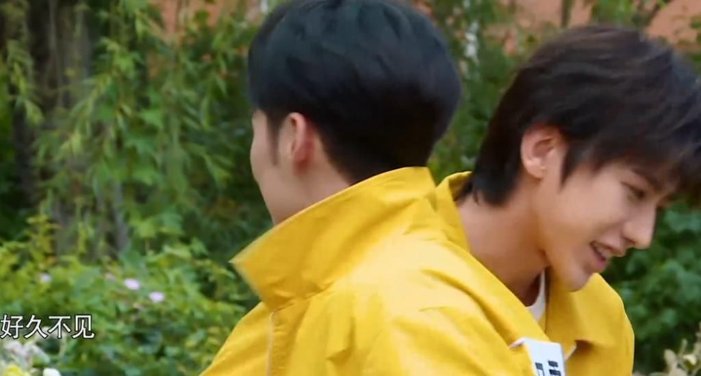  蔡徐坤|蔡徐坤被董又霖溅了一脸泥水，有谁注意到他说了啥？难怪李晨出声提醒