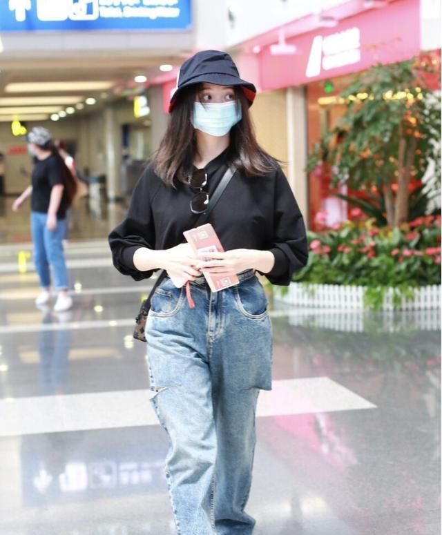  牛仔裤|张靓颖“三七比例”抢镜，黑上衣配高腰牛仔裤，腰线挺高真显腿长