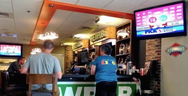 竟是|男子以为中7000领奖时竟是2800万，当场放弃1600万还送同事一半