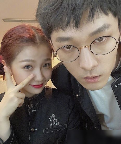  虞书欣|张雨剑与虞书欣拍合影，他脸上的表情太抢镜，意外暴露两人关系