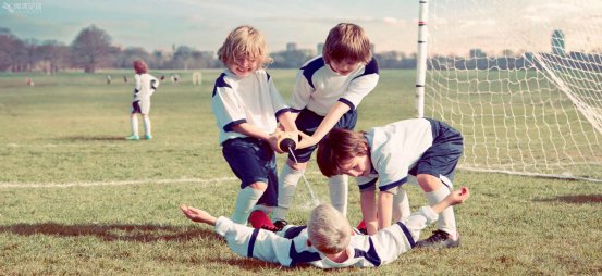 地铁|熊孩子地铁上闹，被乘客过肩摔，众人评论：你不教育有人替你教育
