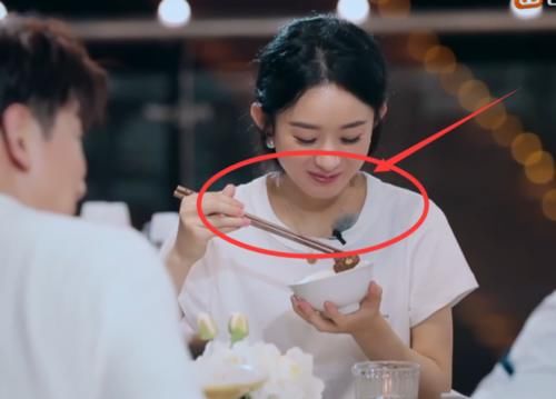  到底|节目滤镜到底有多重？赵丽颖大口吃饭，看清她脱妆后的唇色，懵了