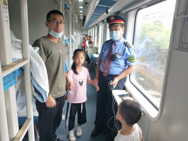  列车长|五岁女孩火车上“丢”了爸爸列车长火速寻亲