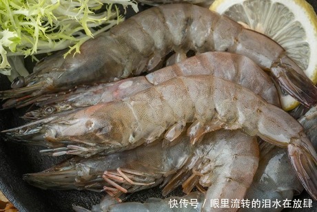 腥味|水煮大虾时,有人放盐,有人放香油,都错了!加点它,鲜嫩无腥味