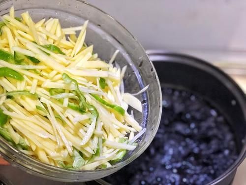  土豆丝|凉拌土豆丝酸辣开胃，变得又白又脆有妙招儿，你知道了吗？