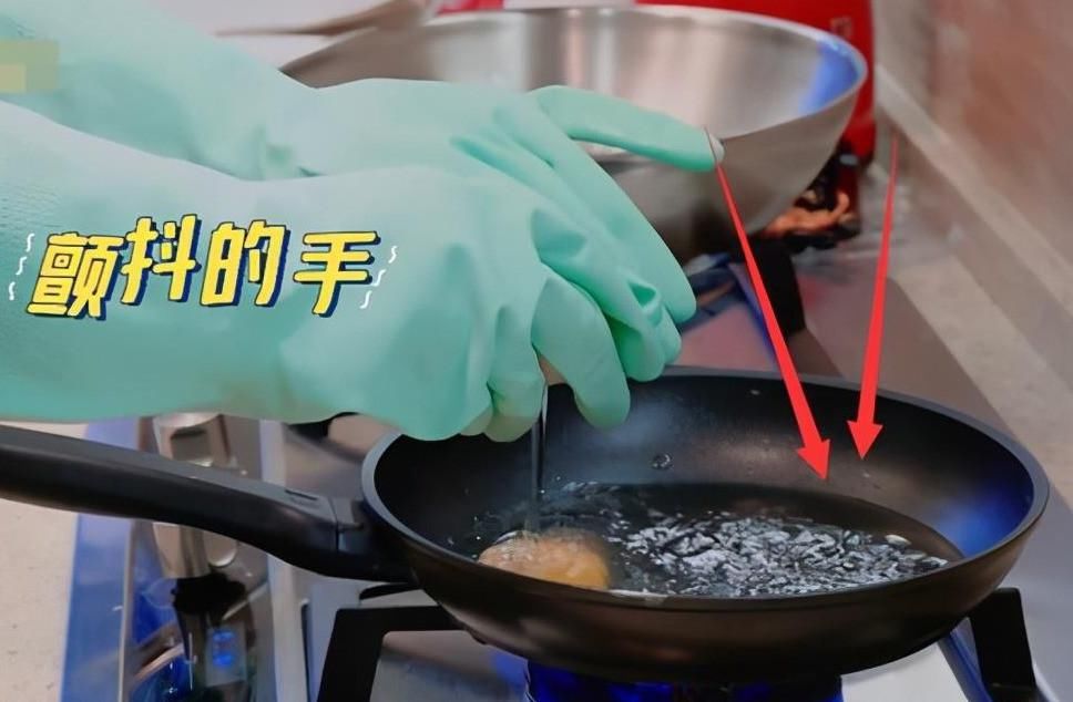  李湘|李湘下厨煎鸡蛋，看到锅里的油，观众：有钱人的家里就这样的吗