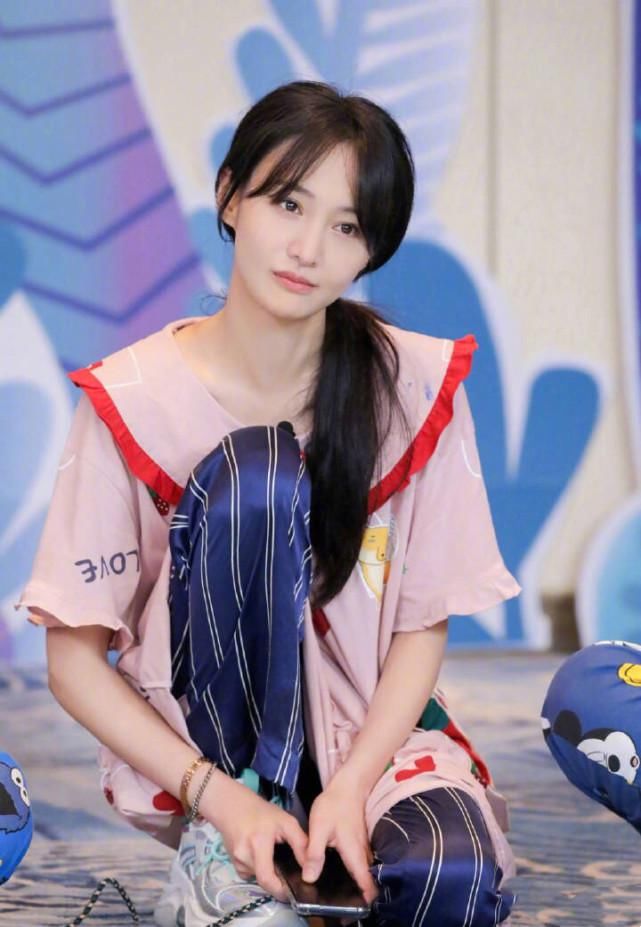  节目播出|郑爽录制综艺节目“开小差”，旁边嘉宾示意多次，不为所动场面尴尬！