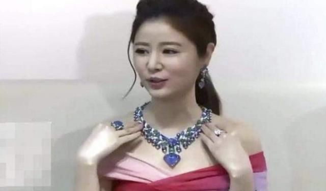  项链|林心如晒照秀项链，内镶50个钻石闪瞎眼！曾给女儿买3亿珠宝