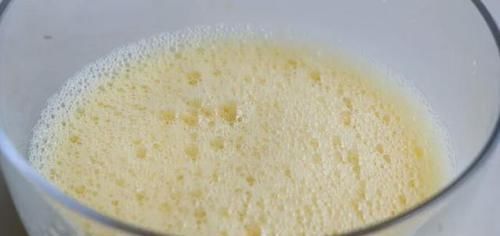  松软|平底锅玉米面煎饼，不用油也松软，撒把葡萄干更有嚼劲