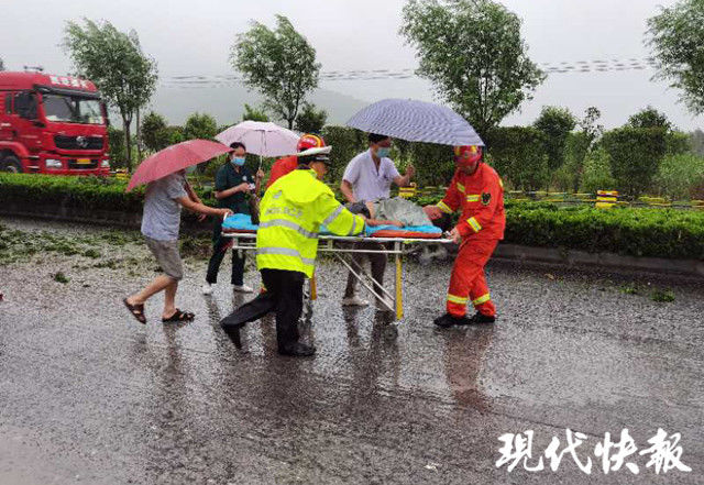 受伤|货车侧翻压住面包车,3人受伤