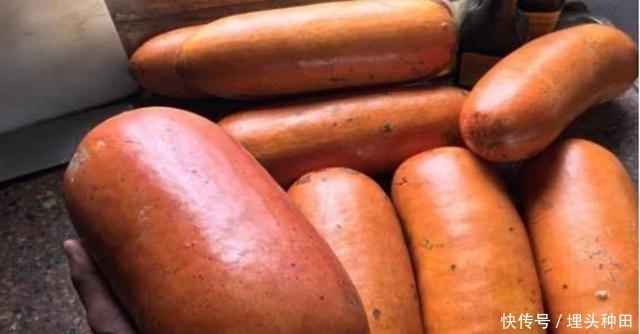 香肠|大叔街边摆摊卖巨型“香肠”,小伙买了一根,大叔切开后爆笑不止