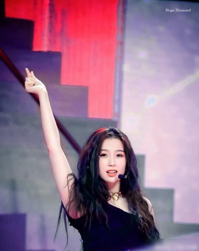  火力|THE9组团的首场演出，虞书欣的开场非常精彩，喻言的火力十足