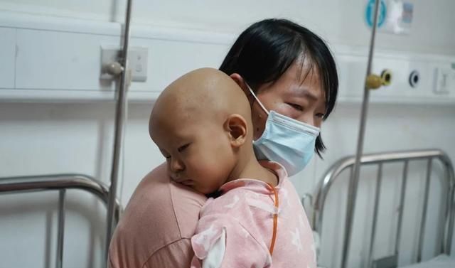  张影影|心疼，女童患病5个月双目失明坚持自己吃饭，因看不见急得大哭