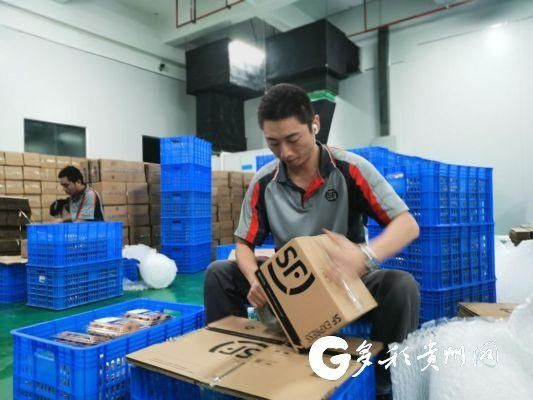 快递|每天10000斤省医月饼销往全国,15名快递小哥专职驻厂发货