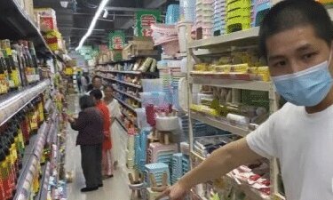 警方认为|超市店主抓小偷, 导致其轻微伤, 人“进去了”还赔了小偷6万多元