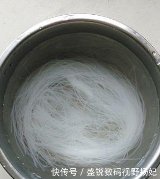 试试|娃娃菜怎么做好吃?试试蒜蓉粉丝娃娃菜吧,味道鲜美,越吃越香