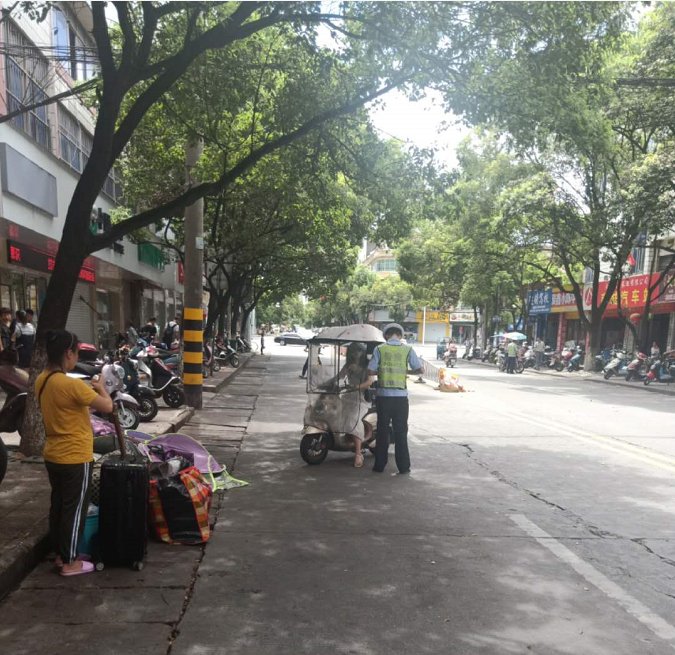 交通安全|南城交警持续整治加装遮阳伞