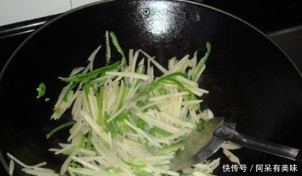 技巧|家里炒土豆丝总是粘锅?30年大厨:学会1个技巧,酥脆爽口贼下饭