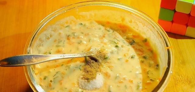  白糖|1碗面粉，1个鸡蛋，筷子搅一搅，不揉面不擀面，比油条还好吃