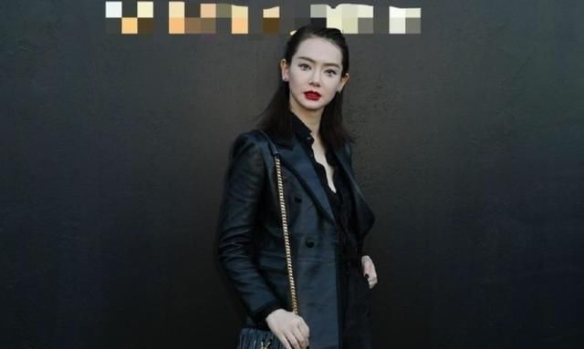  泪妆太吸睛|戚薇不惊艳不罢休，一身黑造型配红唇气质出众，三角形泪妆太吸睛