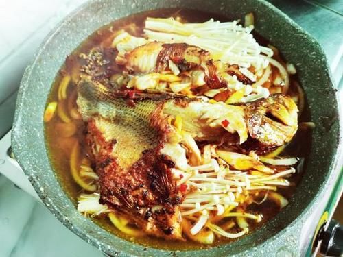 超赞|鲈鱼不要再清蒸了，用这方法做干锅鲈鱼吃，味道超赞！好吃又下饭