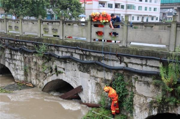  上涨|乱木堵塞桥洞水位上涨，消防紧急处置