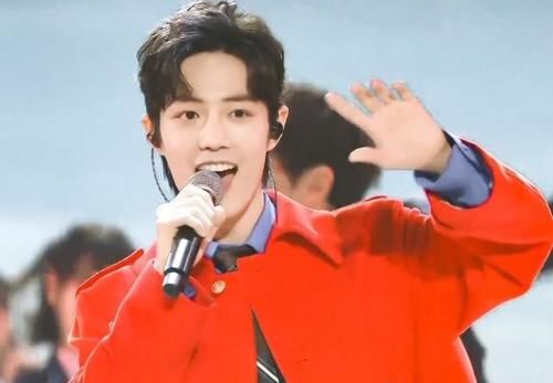 看爱|别家看爱豆营业肖战粉丝抱抱立牌听歌,《光点》百日单平台销售额破亿