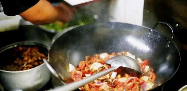 桌椅|店内坐不下,门口搬桌椅来吃!丰储街的这家盖浇饭火了13年!