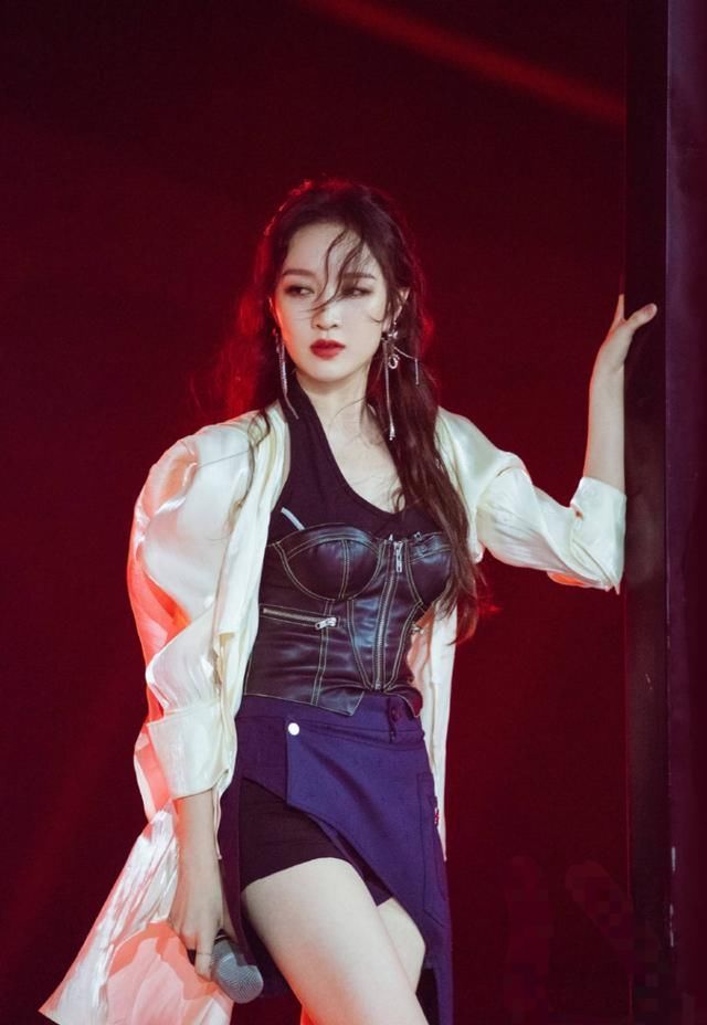  遮羞布|两轮倒一惨遭淘汰的孟佳，彻底揭开《乘风破浪》的“遮羞布”