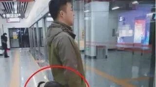 地铁|地铁上，爸爸带女儿等地铁的照片火了，网友：最高级别的炫富