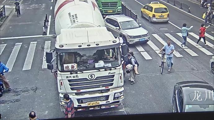  祖孙二人|搅拌车把祖孙二人卷入车底！关键时刻钻进去救人的上海爷叔找到了