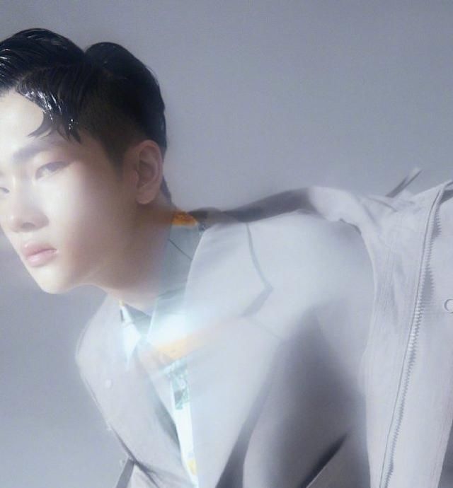  独特|周震南油头花衫造型新颖帅气，在变幻的光影下展现出独特的魅力