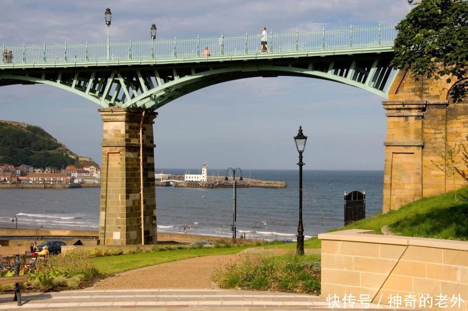  漂浮|英10岁男孩被冲进海中 靠模仿纪录片场景获救 海上漂浮一小时多