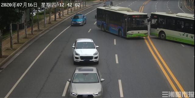  车道|岳阳两公交车司机跨多车道横停递槟榔，遭市民举报被停职
