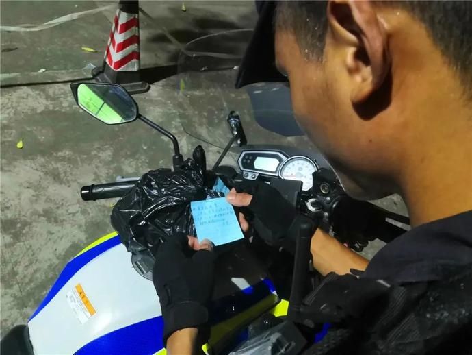  学校门口|两位女同学“偷放”的礼物，瞬间甜化了警察蜀黍们的心......