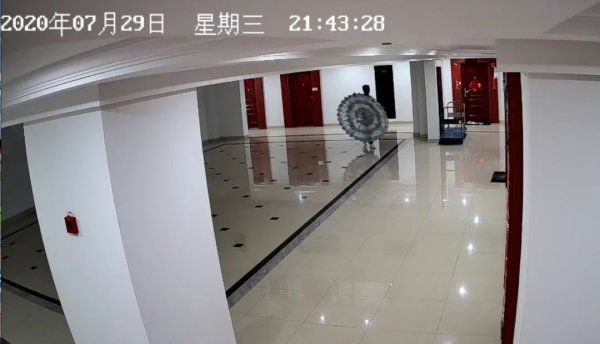  杭州|公司门口放着一只白花圈，上面还写着自己名字！杭州男子吓坏了……