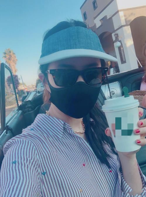 元素|刘亦菲又穿条纹元素，一件条纹裙坐在敞篷车上，佩戴金项链显贵气