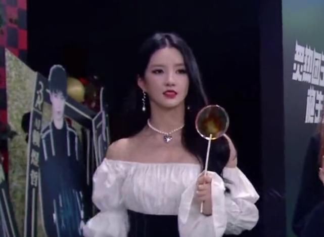  美颜|硬糖少女上节目当评委，出场时节目组忘开美颜，颜值如何一目了然