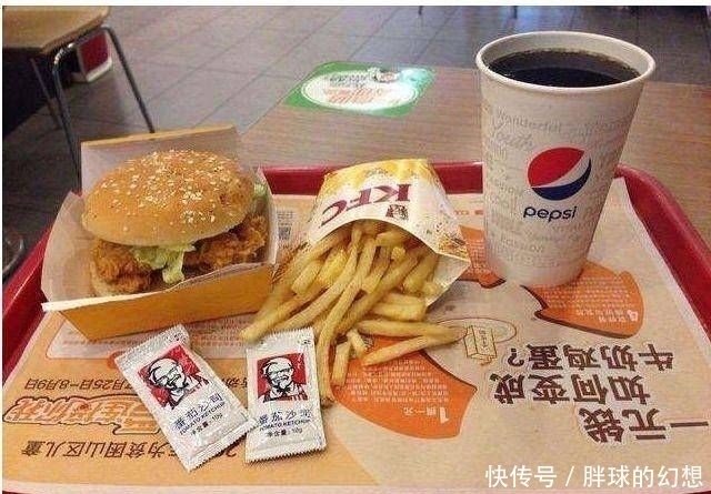 盘子|小伙一人去肯德基吃饭,中途想上厕所,一个做法服务员没收走盘子