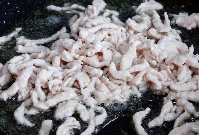 猪肉|炒猪肉,别再直接下锅了,掌握2个技巧,猪肉又香又嫩还不粘锅