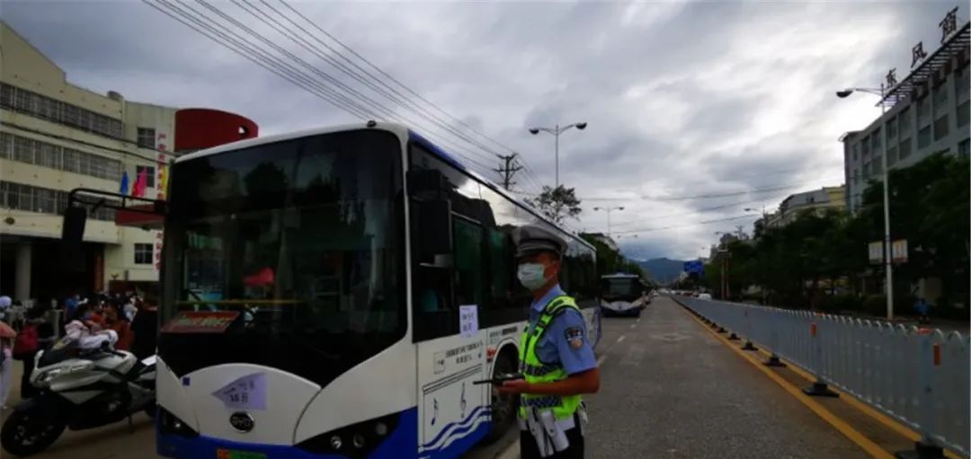  考生|图集丨云南高考首日直击：每一张安静的考桌都来之不易