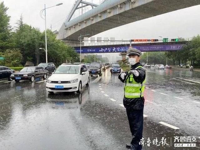  男子|惊险！男子雨夜被困山上，威海警民联手火速救援
