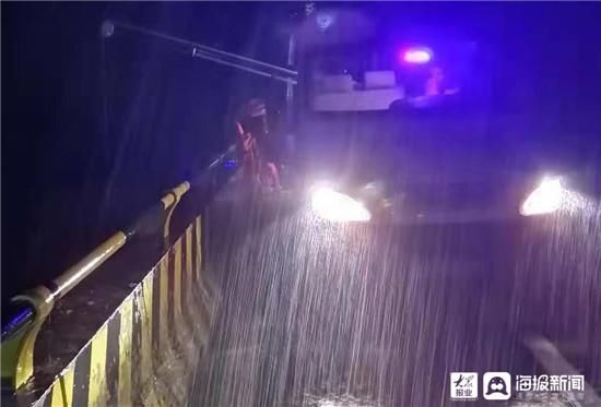  致敬|特写 | 致敬风雨中的水文人