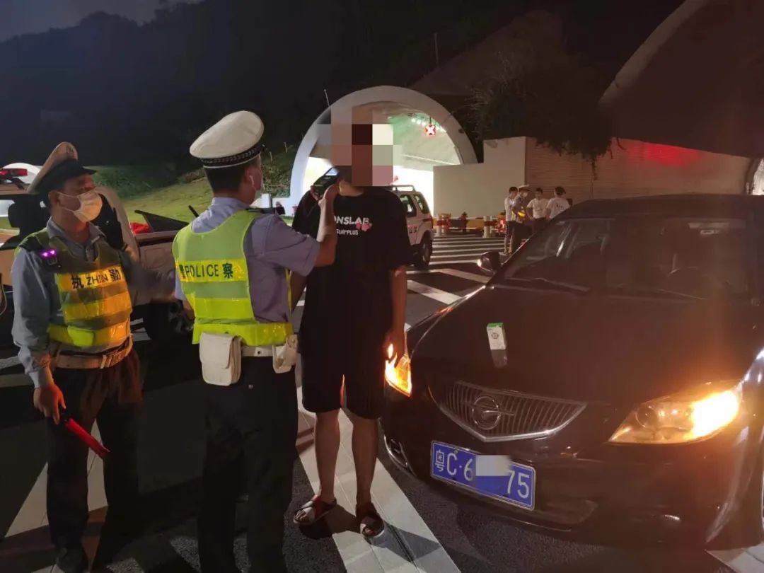  男子|珠海两男子凌晨去看海途中被抓！害得母亲半夜惊醒去探他……