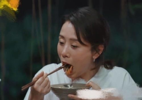  镜头|《向往生活4》海清夸黄磊做的凉面好吃，镜头一转看到碗里剩下的，装不出来