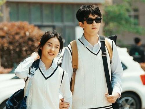 超强|何炅问张子枫想去哪所大学,妹妹的回答证明超强实力