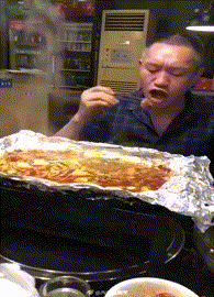  下嘴|搞笑GIF：这只是一个面具，哥们，你就放心下嘴吧！