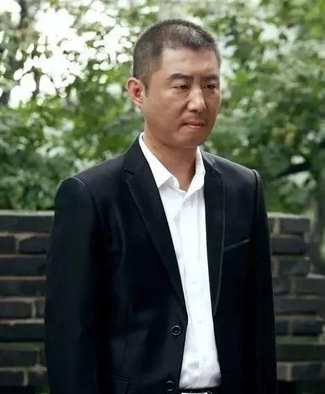  出门|70岁斯琴高娃曾遭8年家暴，如今出门靠轮椅