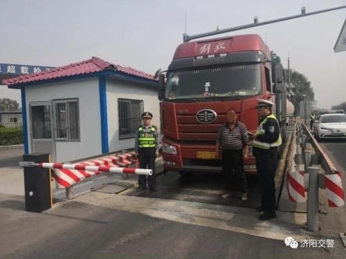 超载|区交警大队开展货车超限超载整治行动