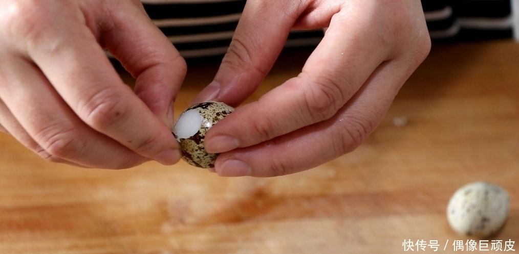 胡萝卜|鹌鹑蛋搭配两种菇一起炒，看着清爽，吃着不腻，口感很棒